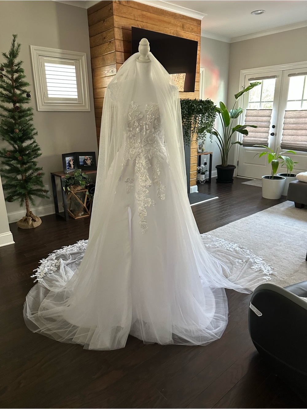 Elegant White Bridal Wedding Gown with Veil